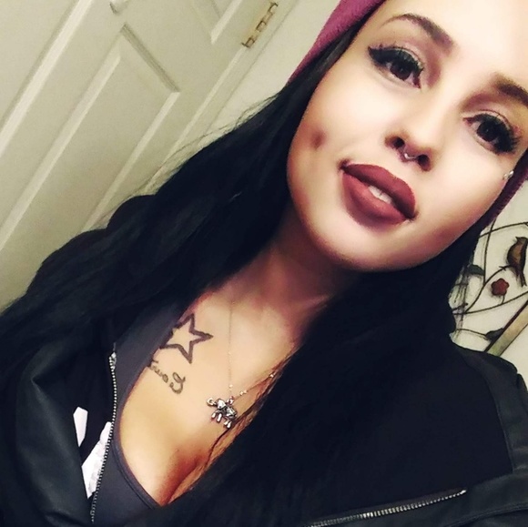 Meet your posher, Courtney. - Picture 3 of 6